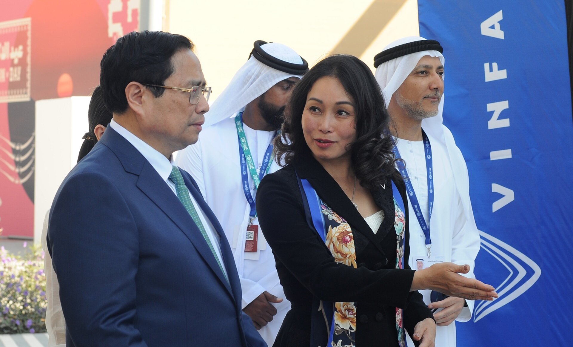 Thủ tướng Phạm Minh Chính thăm gian trưng bày VinFast tại COP28 - 1
