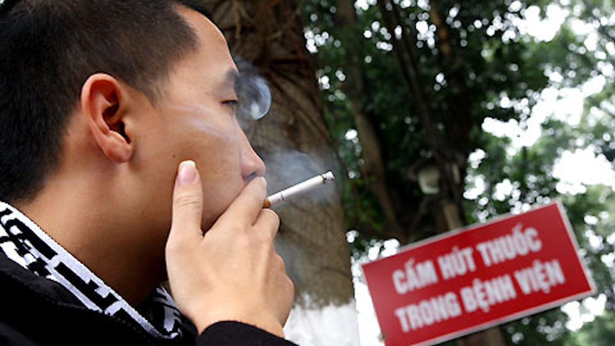 Dù bị cấm nhưng nhiều người ngang nhiên hút thuốc lá trong khu vực công cộng.