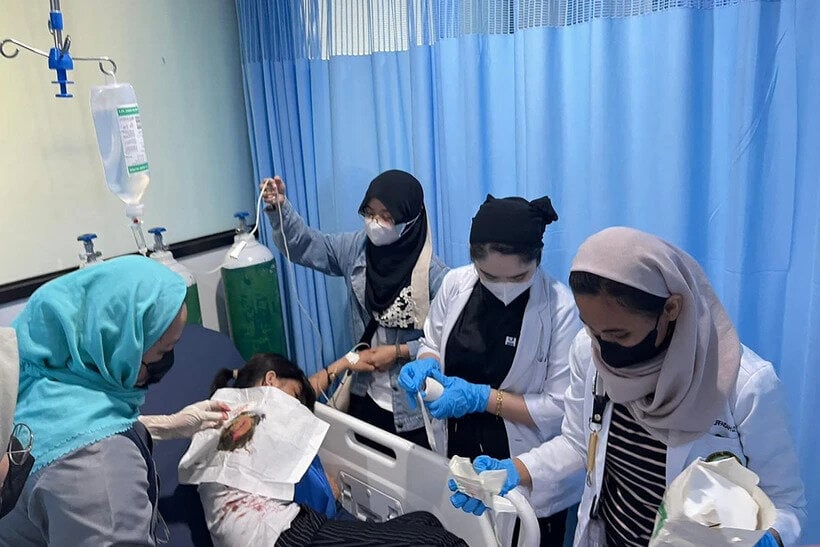 Nhân viên y tế điều trị cho nạn nhân bị thương trong vụ nổ tại cơ sở giáo dục thể chất và thể thao của Đại học bang Mindanao, thành phố Marawi, Philippines, ngày 3/12/2023. (Ảnh: TTXVN)