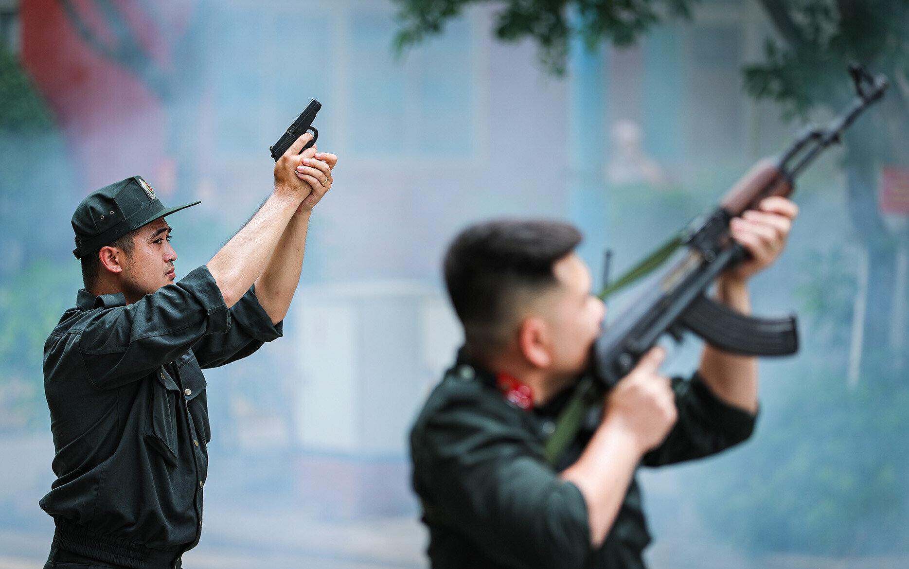 Cảnh sát diễn tập tình huống nổ súng trấn áp tội phạm. (Ảnh: Vietnamnet).