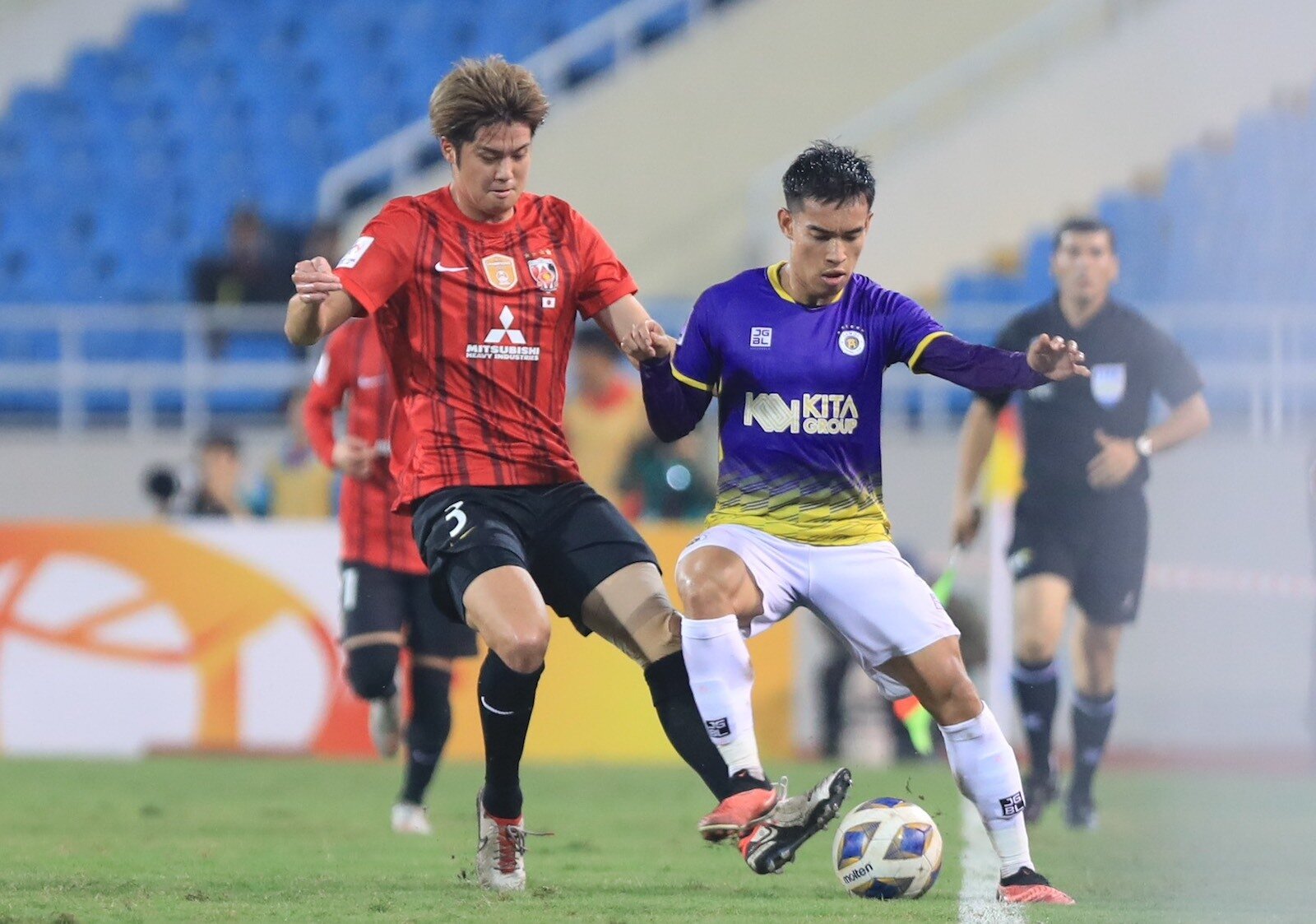 Hà Nội FC đánh bại Urawa Red Diamonds.