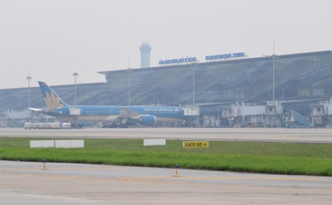 Sương mù dày đặc bao trùm sân bay quốc tế Nội Bài vào sáng sớm nay khiến nhiều chuyến bay không thể cất/hạ cánh.