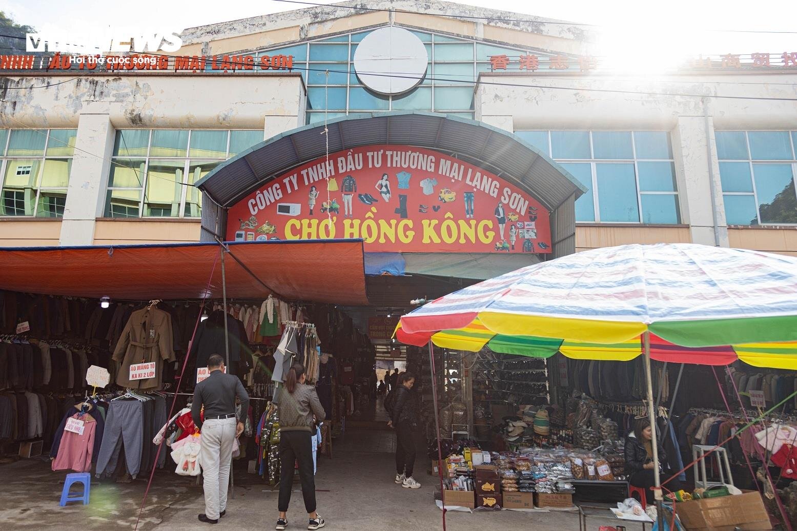 Nằm bên cạnh chợ cửa khẩu Tân Thanh là khu chợ Hồng Kông, Trung tâm thương mại Việt - Trung cũng chung cảnh ngộ vắng vẻ, gần như chỉ có người bán.