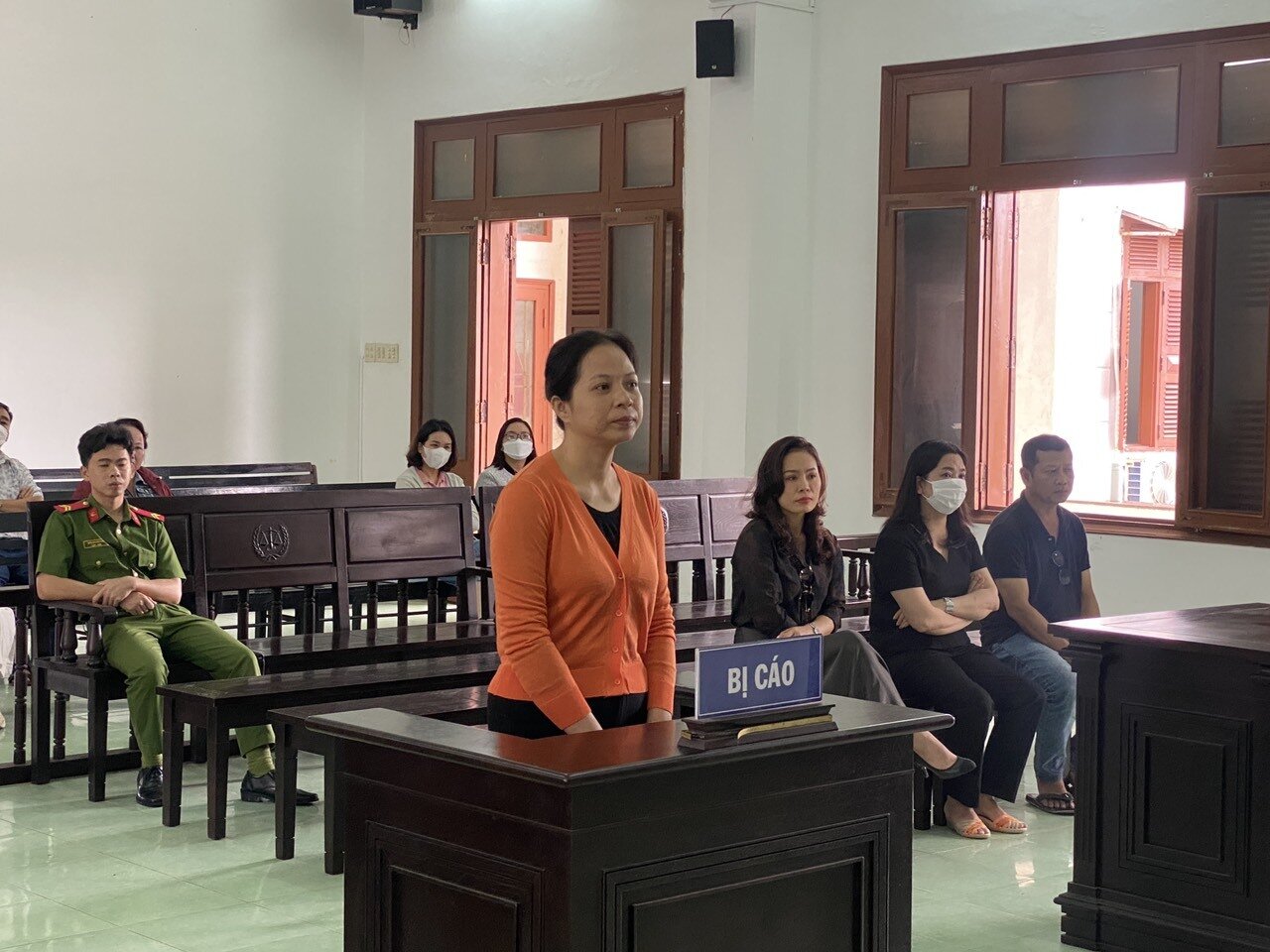Bị cáo Nguyễn Thị Khánh Hoa tại tòa án.