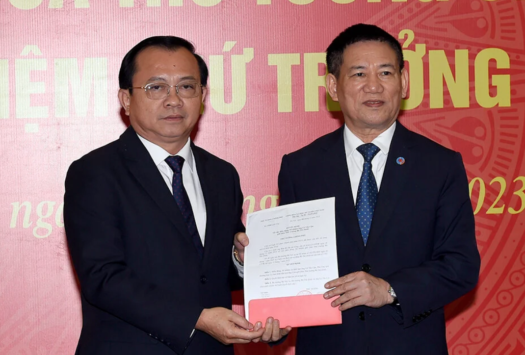 Ông Lê Tấn Cận (trái) nhận Quyết định của Thủ tướng Chính phủ điều động, bổ nhiệm Thứ trưởng Bộ Tài chính.