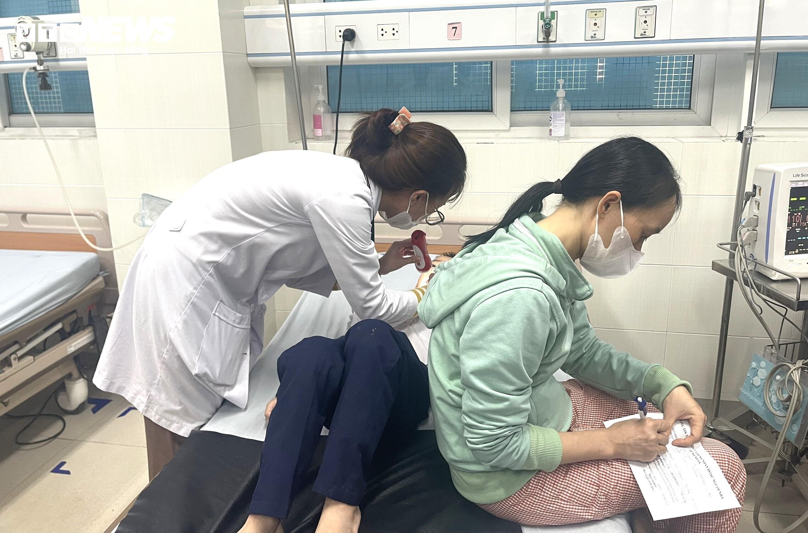 Gần 30 học sinh đang được điều trị tại Bệnh viện Sản - Nhi tỉnh Quảng Ngãi. (Ảnh: B.V)