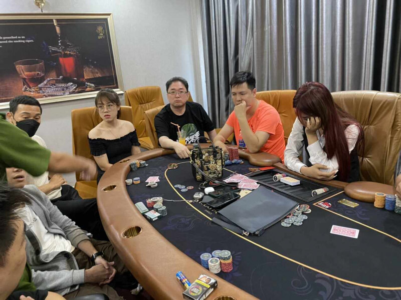 Tại thời điểm cơ quan Công an kiểm tra, bắt quả tang, có nhiều người nước ngoài và phụ nữ tham gia đánh bạc tại bàn Poker hình bầu dục.