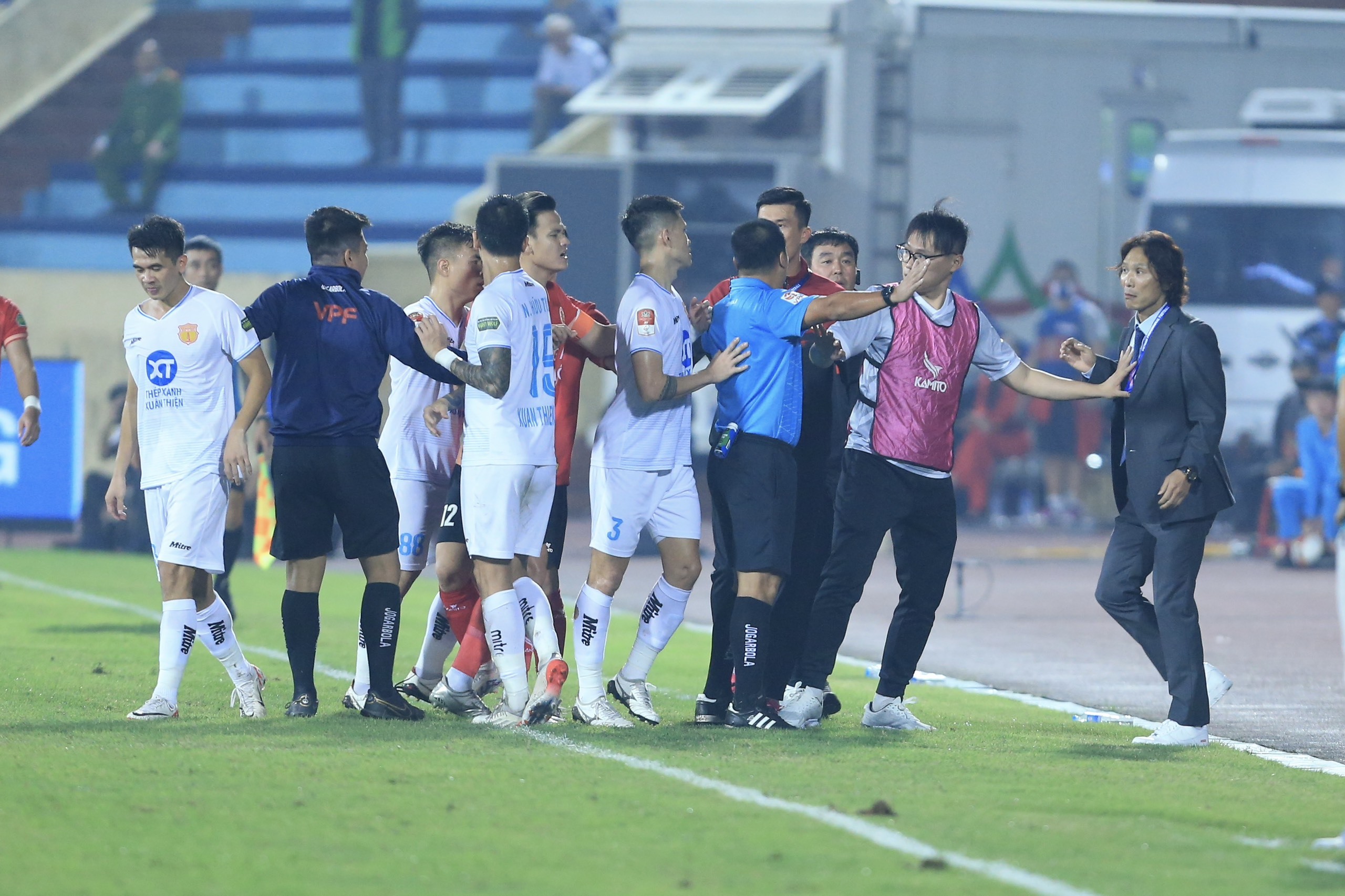 Văn Kiên (ngoài cùng bên trái) và HLV Gong Oh-kyun xô xát bên ngoài sân.