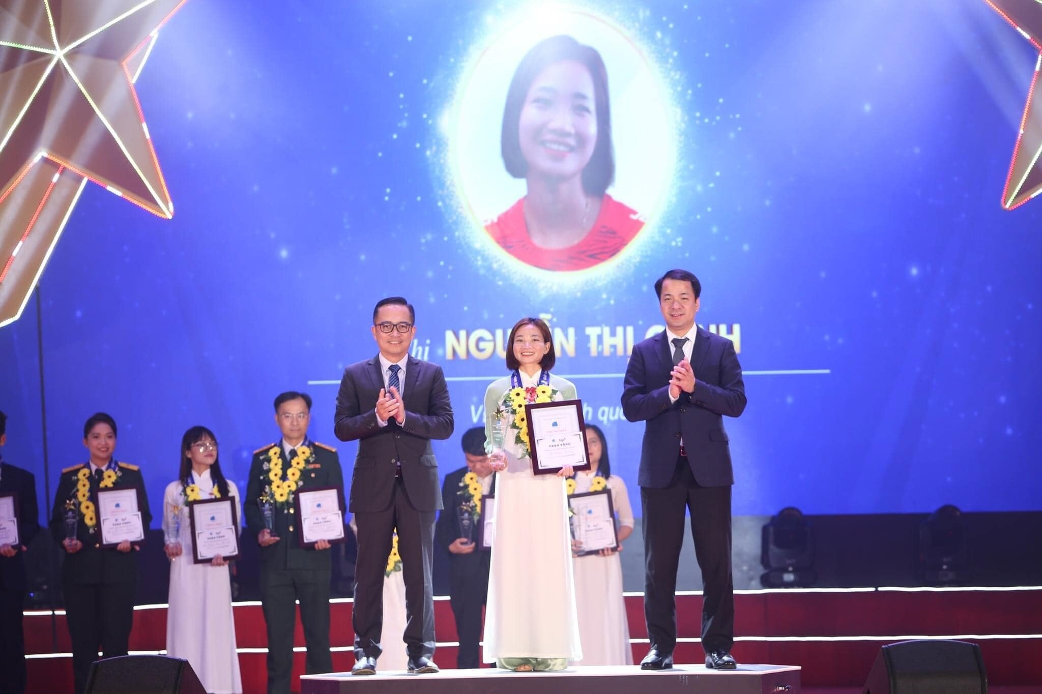 Nguyễn Thị Oanh được tôn vinh trong lễ trao giải. (Ảnh: FBNV)