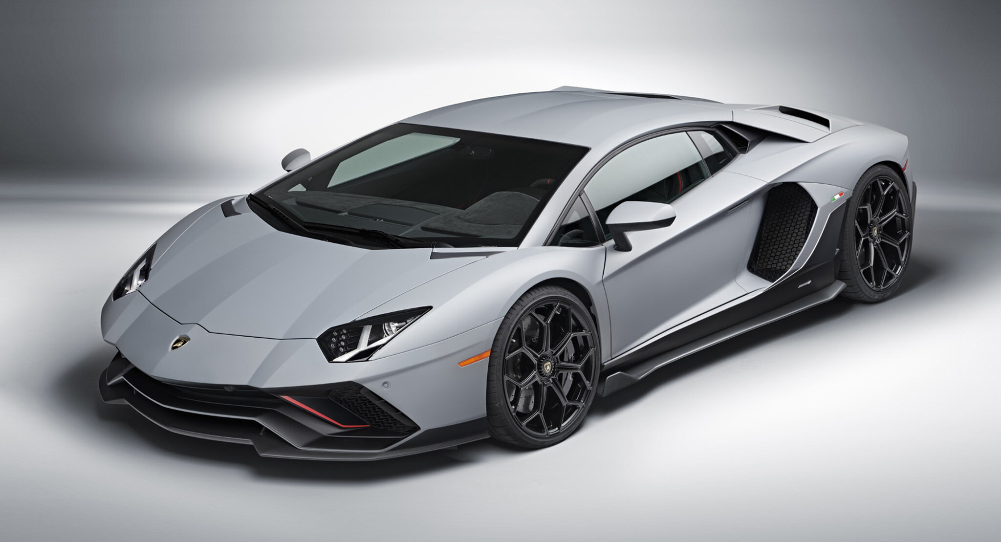 Lamborghini Aventador là một chiếc xe thể thao động cơ đặt giữa. (Ảnh: Autodaily.vn)