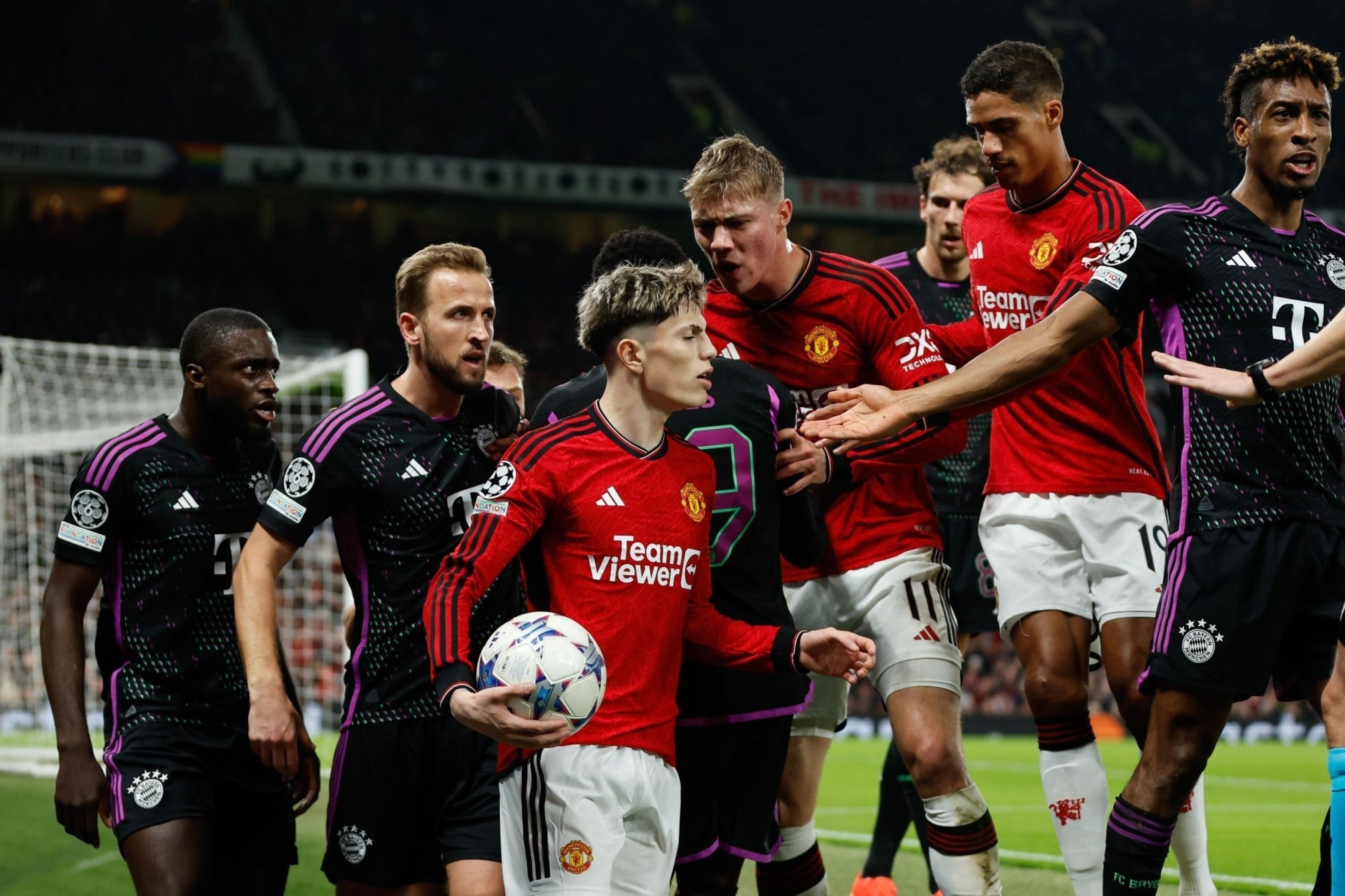 Cầu thủ Bayern Munich và Man Utd xô xát, tranh cãi. (Ảnh: Getty Images)