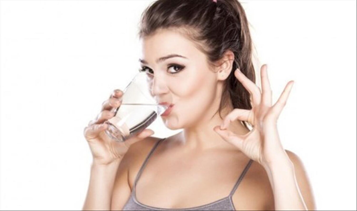 Uống ít nhất 8 ly nước mỗi ngày để việc giảm cân hiệu quả hơn. (Ảnh: Pinterest)