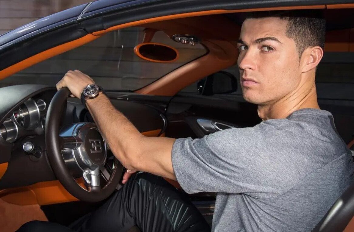 Với mức thu nhập cao nhất thế giới cầu thủ (180 triệu bảng mỗi năm), Cristiano Ronaldo có thể sắm bất kỳ chiếc xe nào anh muốn trên thế giới. Theo The Sun, bộ sưu tập xe của CR7 có tổng giá trị 19 triệu Bảng, cao nhất giới cầu thủ.