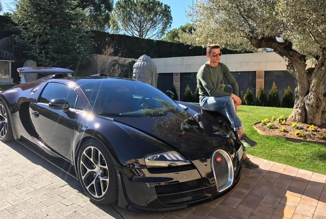 Ronaldo thực sư là một tín đồ của hãng xe Bugatti. Năm 2016, anh đã tự thưởng một chiếc Bugatti Veyron trị giá 2 triệu USD sau khi cùng tuyển Bồ Đào Nha giành chức vô địch EURO.