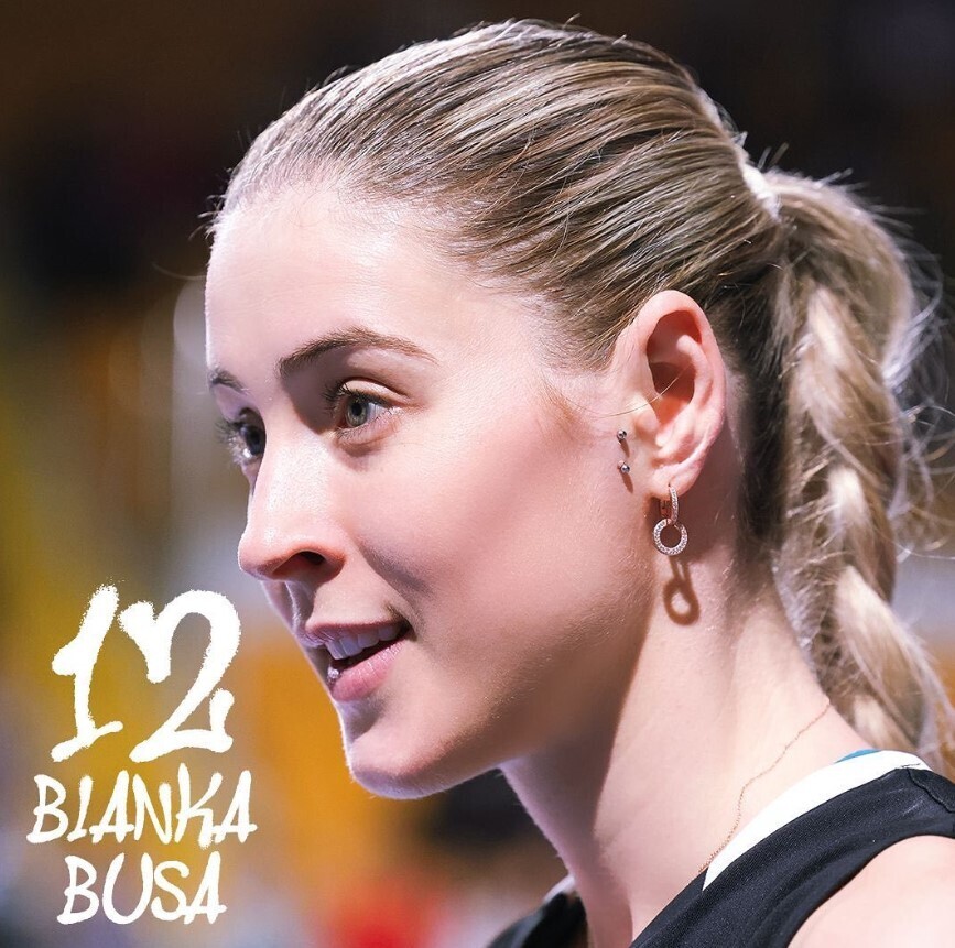 Bianka Busa, chủ công của VakifBank Spor Kulubu nhận được sự quan tâm nhờ tài năng và cả sắc đẹp trên sàn đấu bóng chuyền. Cô vừa cùng đội nhà so tài với Sport Center 1 (đội tuyển Việt Nam thi đấu bằng tên CLB).