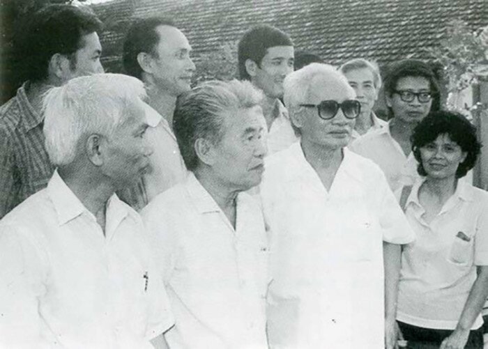 GS Tạ Quang Bửu cùng Thủ tướng Phạm Văn Đồng đến thăm Viện Toán học (1986). (Ảnh tư liệu)
