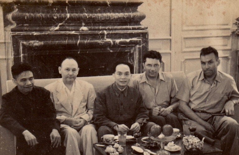 GS Tạ Quang Bửu (ngoài cùng bên trái) và Đại tướng Võ Nguyên Giáp (giữa) là những người đồng chí sát cánh trong những năm trước khi hiệp định Genève được ký. (Ảnh: Gia đình cung cấp)