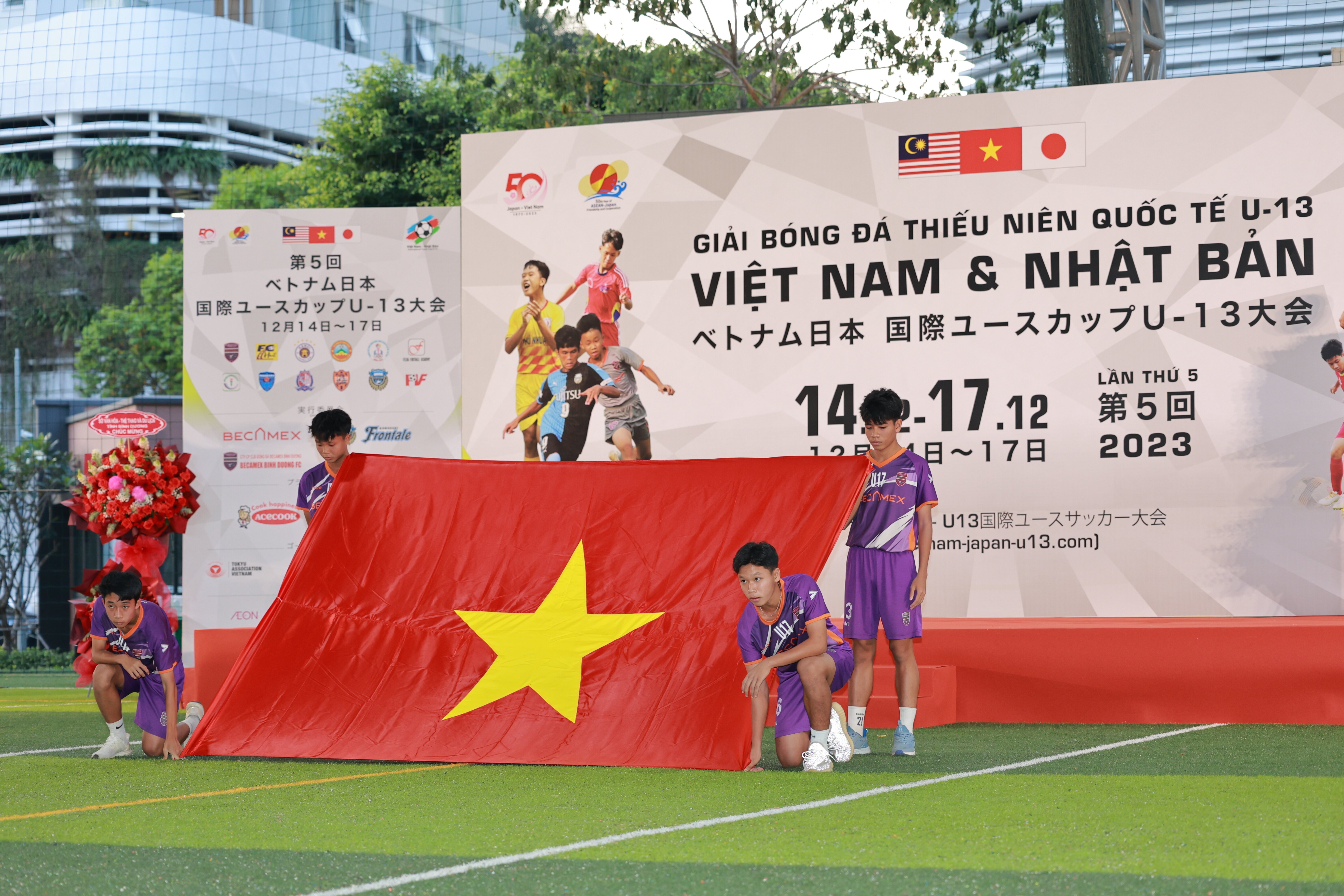 Giải bóng đá Thiếu niên quốc tế U13 Việt Nam-Nhật Bản diễn ra từ ngày 15/12 đến 17/12 tại Bình Dương.