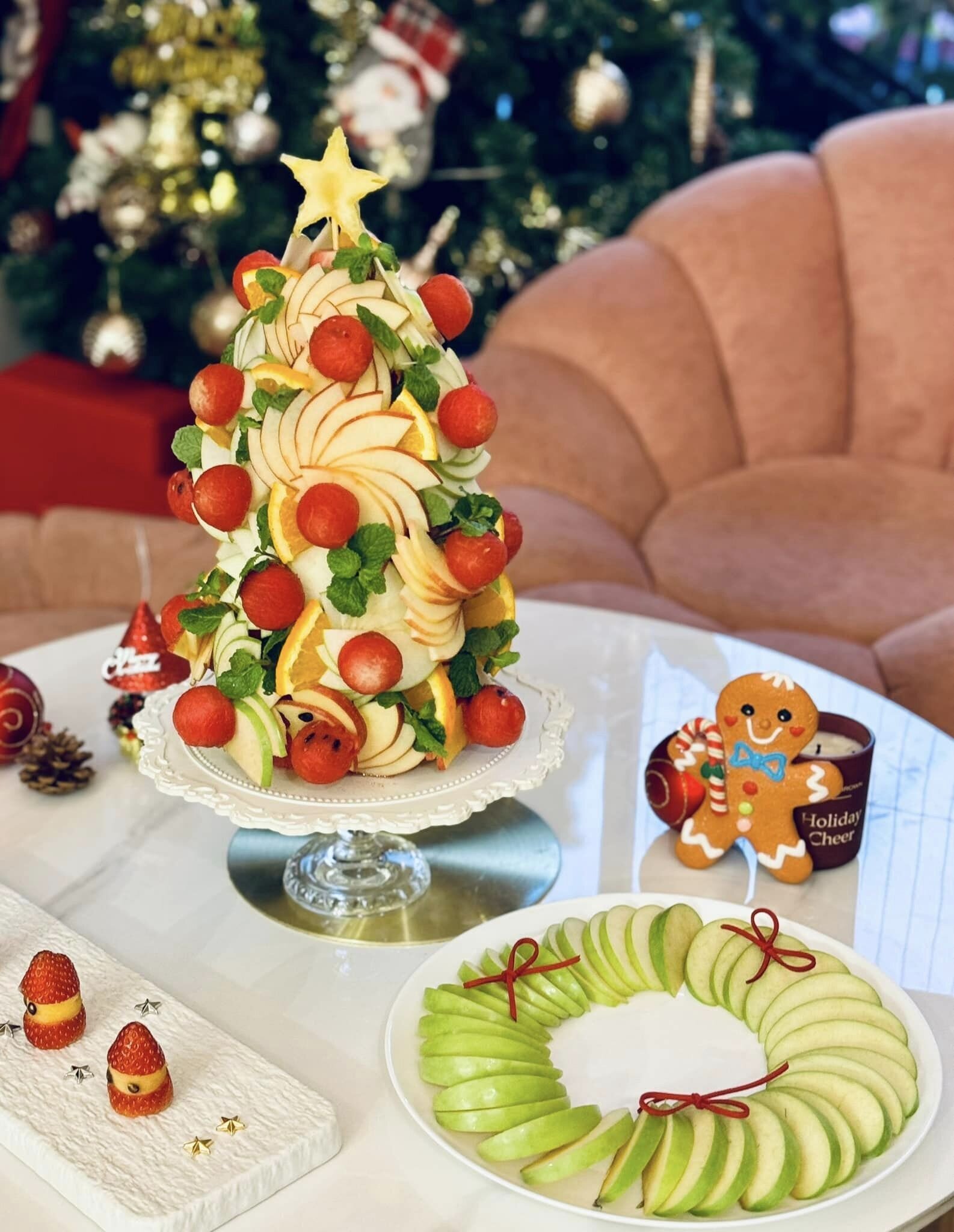 Chỉ cần trang trí thêm vài ông già Noel bằng trái dâu nhỏ xinh và chiếc bánh gừng là không khí Giáng sinh đã đầy ắp. (Ảnh: Ngọc Bích)