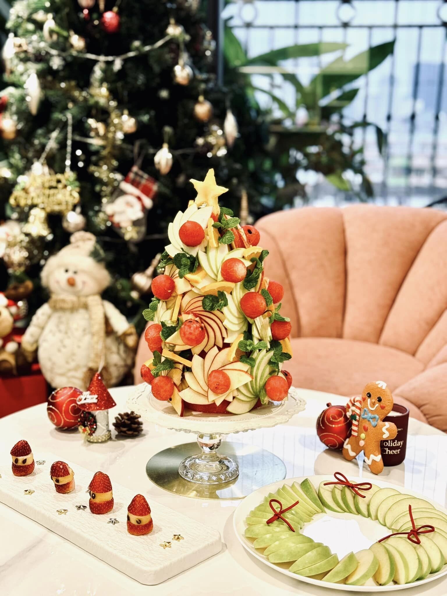 Lễ Giáng sinh cận kề, hội chị em khéo tay lại được dịp bày biện, sắp xếp các loại trái cây thành hình cây thông Noel độc đáo, lạ mắt. Các nguyên liệu đều dễ tìm nên việc 