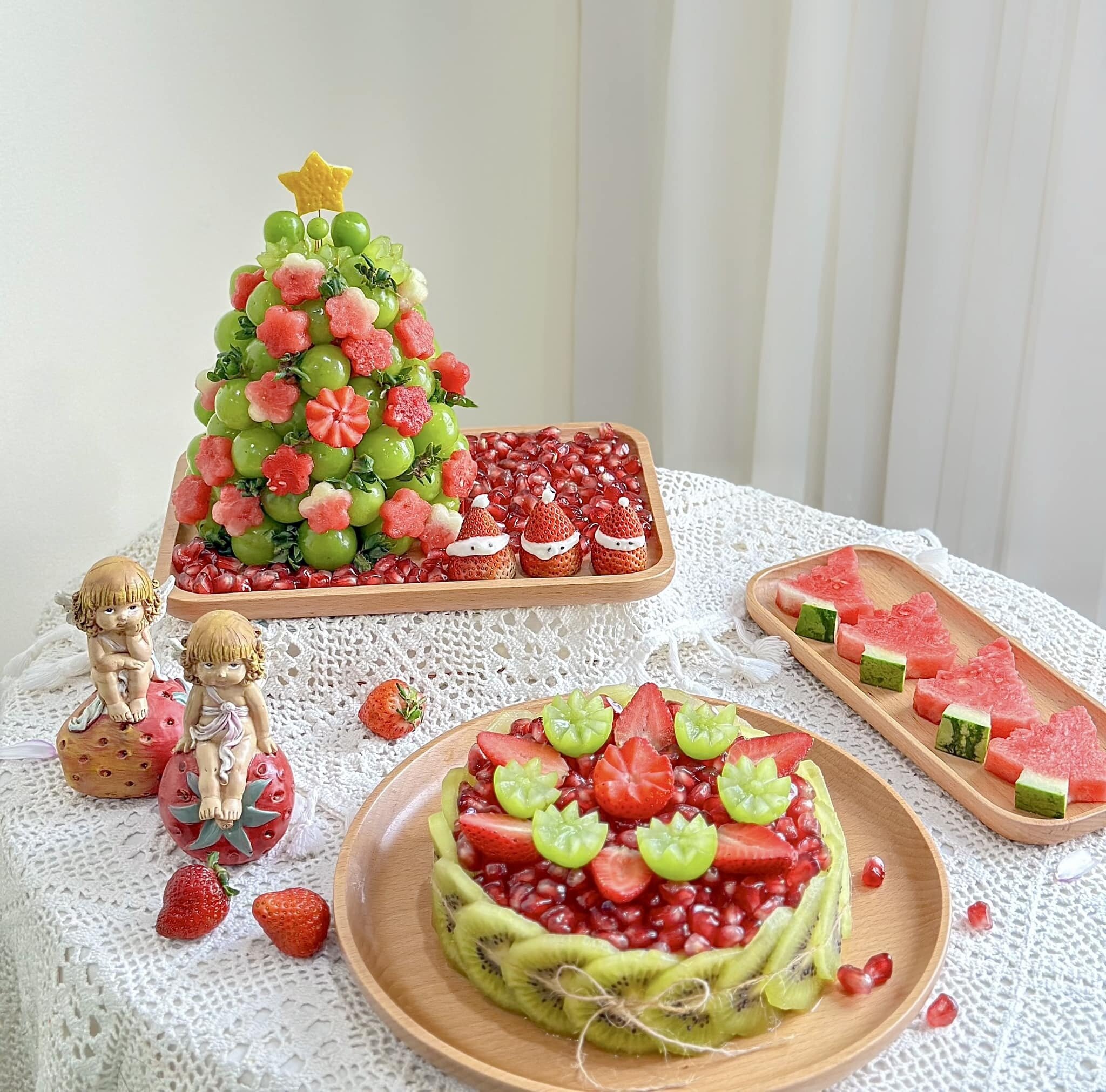 Biết các con rất thích thú và háo hức mỗi dịp Giáng sinh, chị Cao Thanh Thủy (31 tuổi, Hà Nội) tự tay làm bữa tiệc Noel với cây thông và chiếc bánh bằng trái cây xinh xắn. (Ảnh: Cao Thanh Thủy)