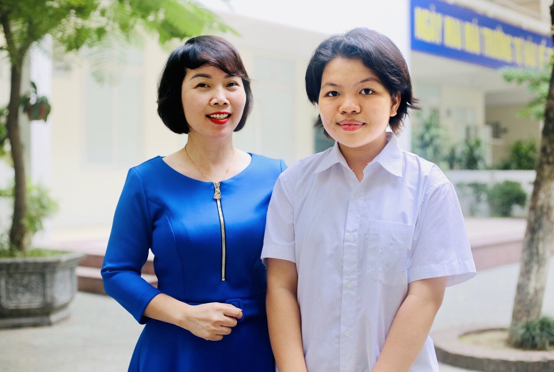 Cô Đỗ Thị Ngọc Chi, Phó hiệu trưởng trường THPT chuyên Ngoại ngữ và Lê Tuệ Chi.