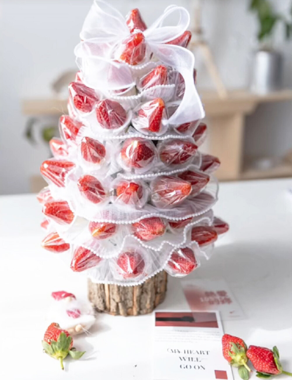 Cây thông Noel từ những trái dâu được tạo hình rất đơn giản. (Ảnh: Tiktok/blove_36)