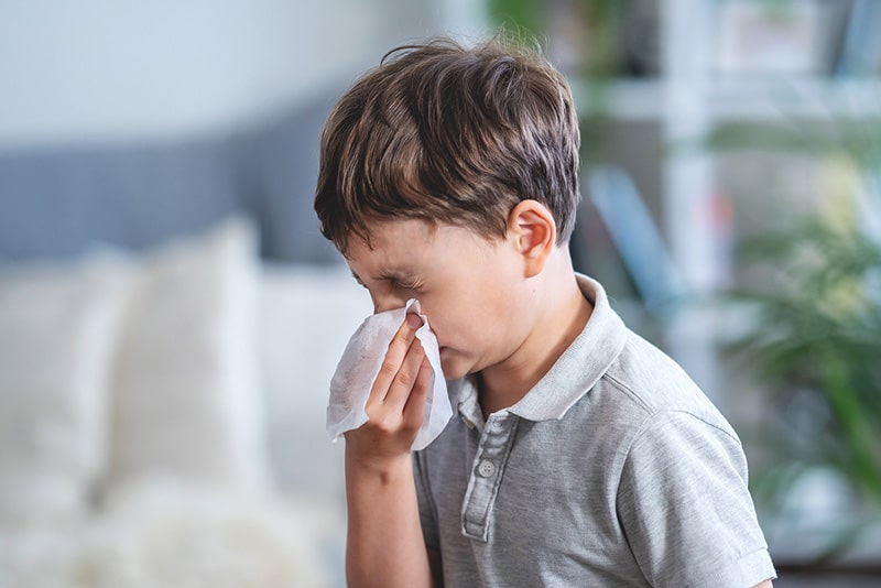 Trẻ em và người lớn tuổi thường xuyên gặp vấn đề về đường hô hấp khi trời trở lạnh. (Ảnh minh hoạ)