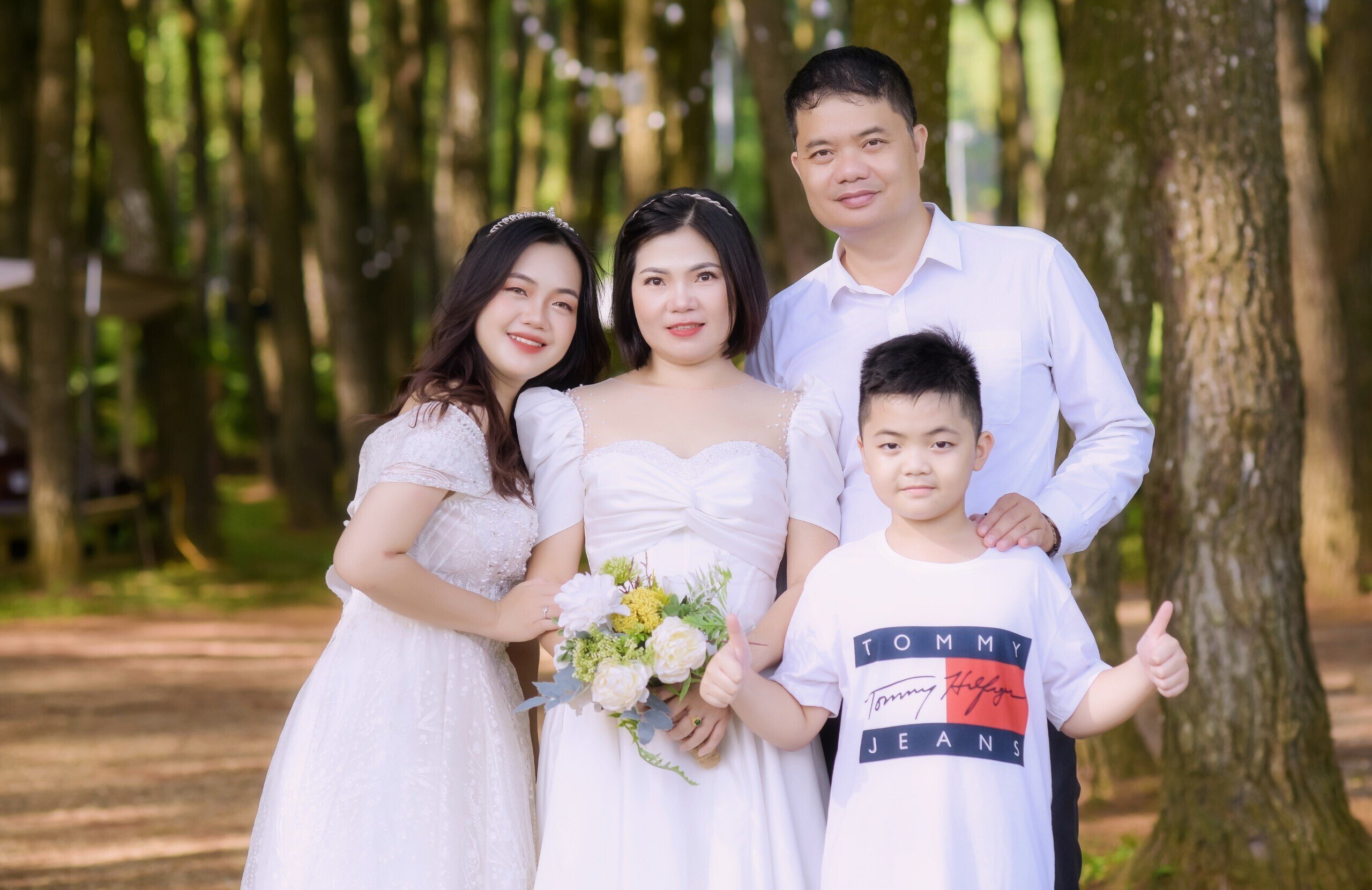 Nguyễn Khánh Ly cùng với bố mẹ và em trai.
