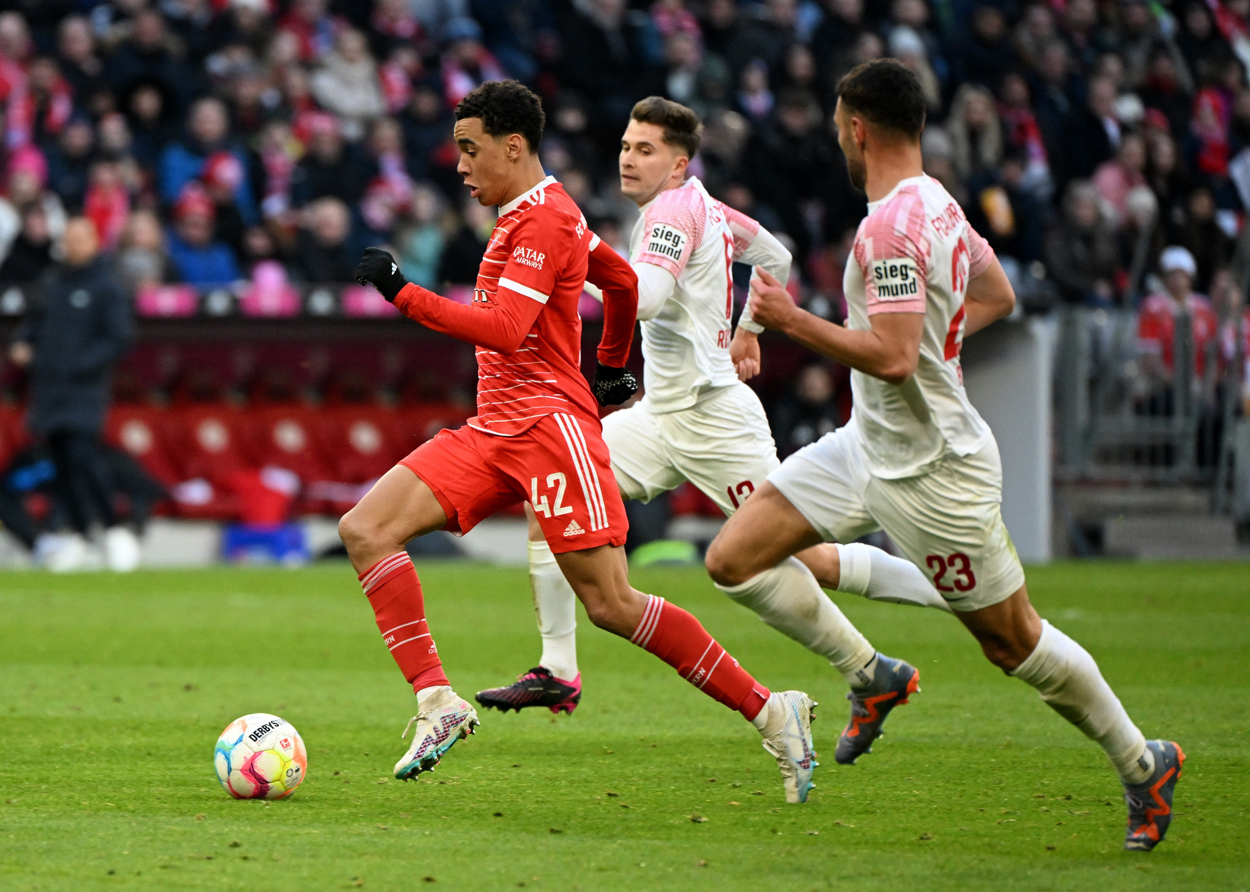 Tiền vệ Jamal Musiala (Bayern - 110 triệu euro): Ở tuổi 20, Musiala đã là trụ cột của Bayern. Sao trẻ người Đức sở hữu bộ kỹ năng toàn diện và có thể thi đấu ở mọi vị trí nơi tuyến giữa.