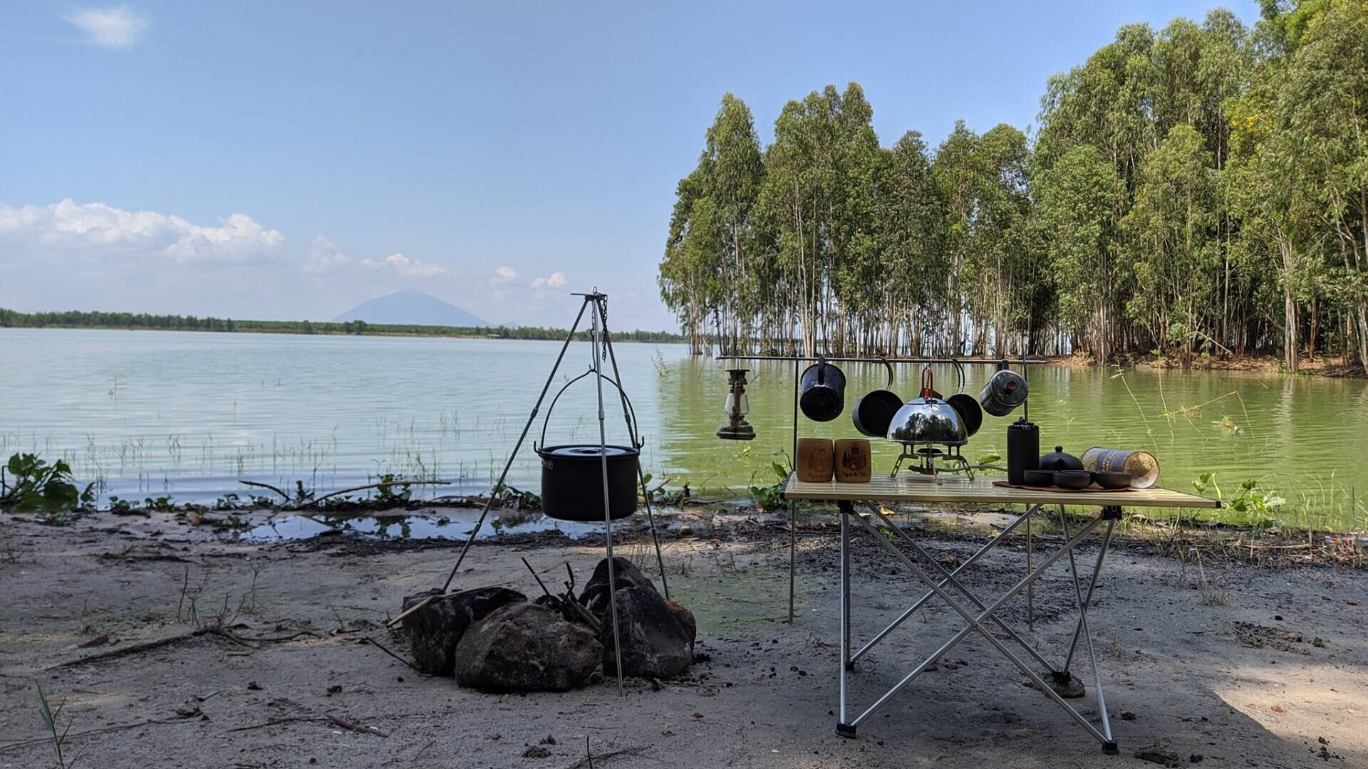 Ngao Du Camping nằm cạnh một hồ nước nhân tạo nên không khí rất trong mát.