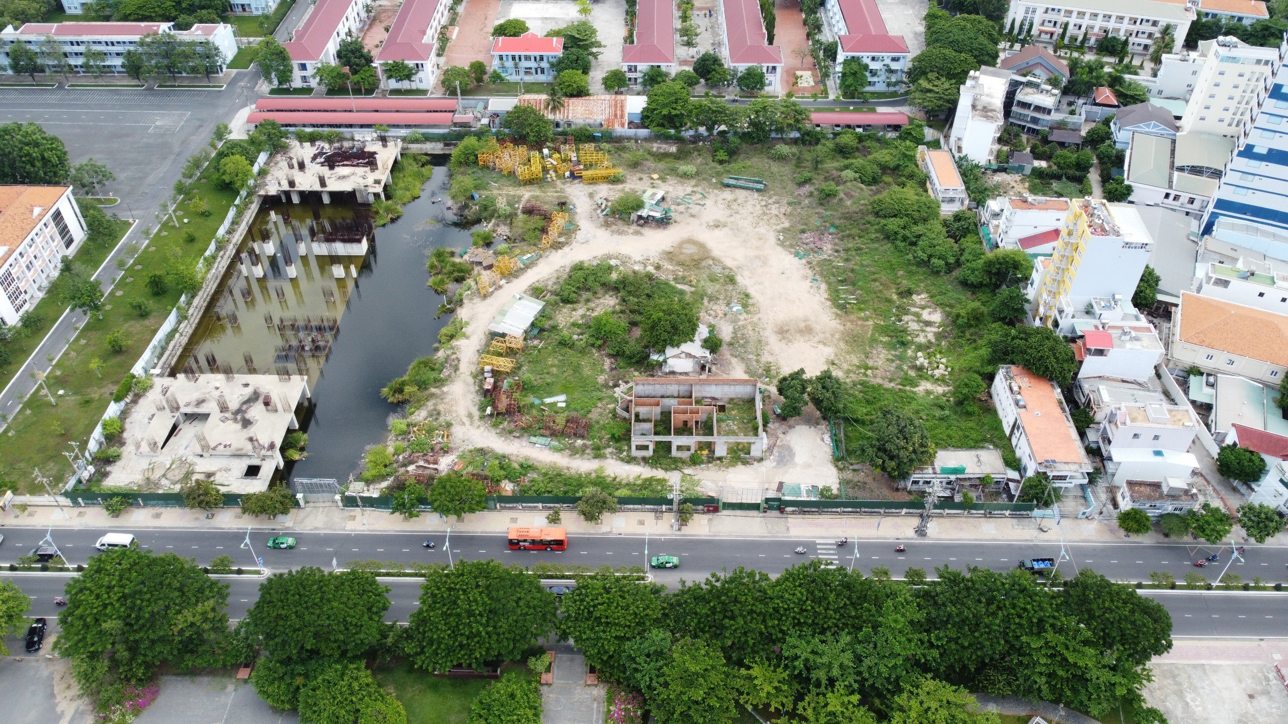 Khu đất 28E Trần Phú vẫn còn ngổn ngang.