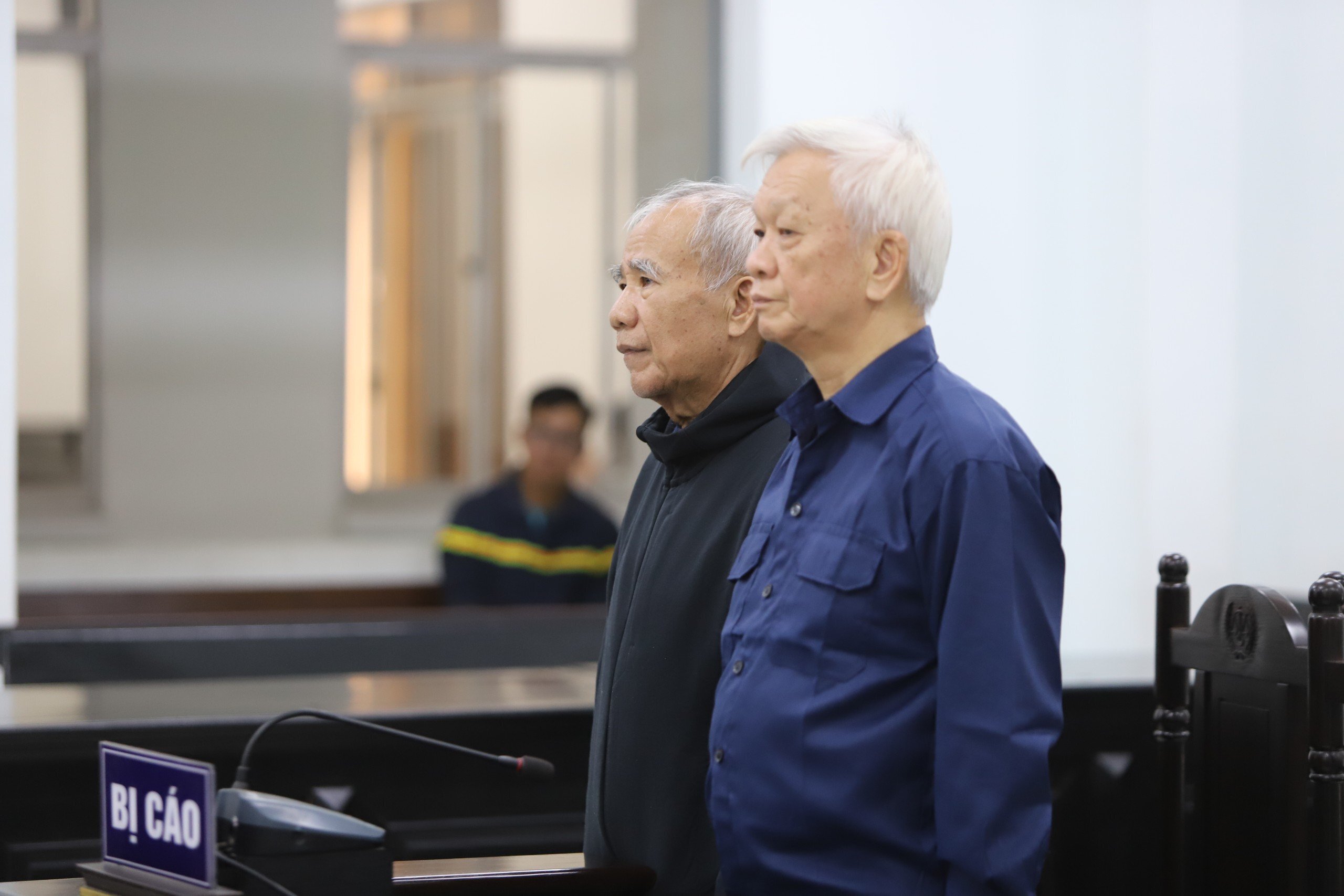 Ông Nguyễn Chiến Thắng (bên phải) và ông Đào Công Thiên nghe tòa tuyên án chiều 18/12.