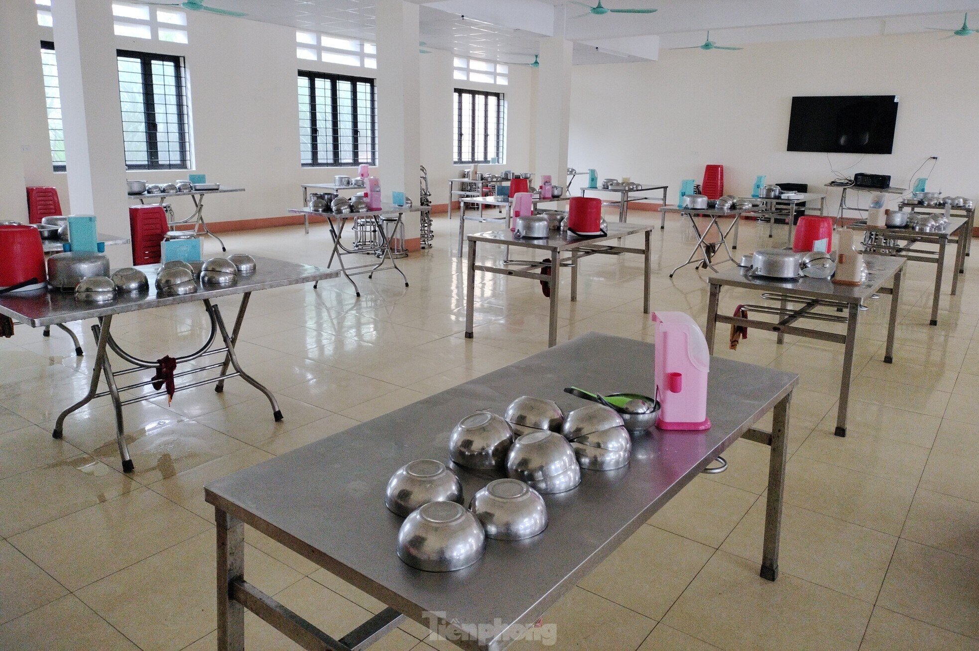 Chiều 19/12, có mặt tại khu vực bếp ăn của nhà trường, phóng viên ghi nhận khu bếp được dọn dẹp sạch sẽ, bàn ghế sắp xếp ngăn nắp.