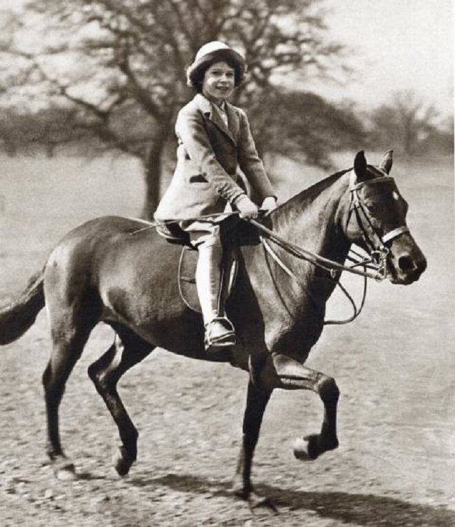 Nữ hoàng Anh Elizabeth II với niềm đam mê cưỡi ngựa từ năm lên 6.