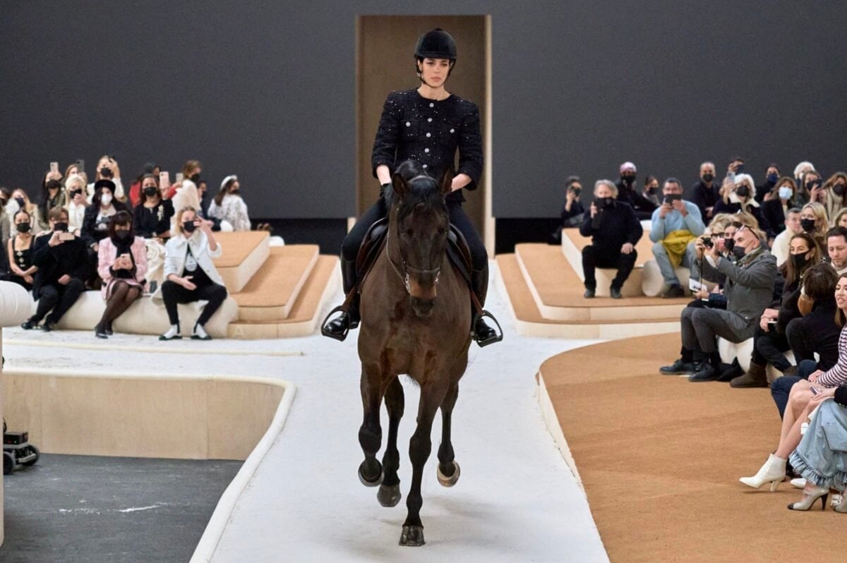 Chanel gắn liền hình ảnh của bộ môn cưỡi ngựa cùng thời trang cao cấp trong bộ sưu tập Haute Couture Xuân Hè 2022. (Ảnh: ImaxTree)