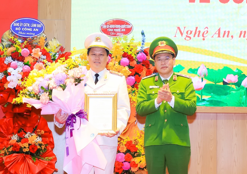 Trung tướng Nguyễn Văn Long Thứ trưởng Bộ Công an (phải) trao quyết định cho Đại tá Bùi Quang Thanh. (Ảnh: Báo Nghệ An)