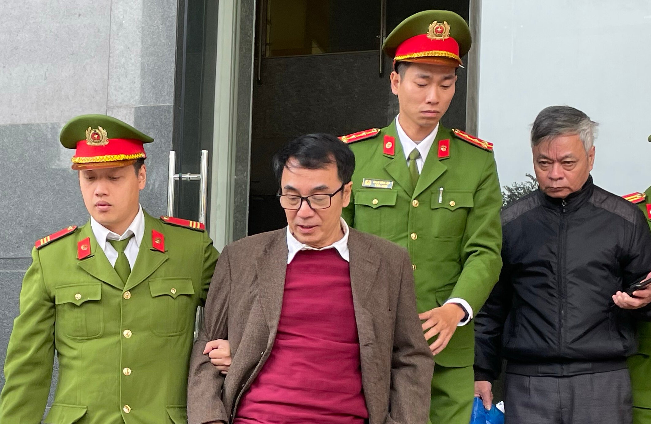 Ông Trần Hùng được đưa tới phiên toà.