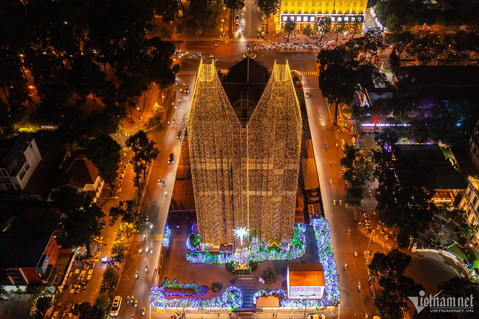 Nhà thờ Đức Bà được trang hoàng rực rỡ với nhiều tiểu cảnh lung linh, là địa điểm đi chơi Noel ở Sài Gòn mà nhiều người lựa chọn dịp Giáng sinh 2023. (Ảnh: Vietnamnet)