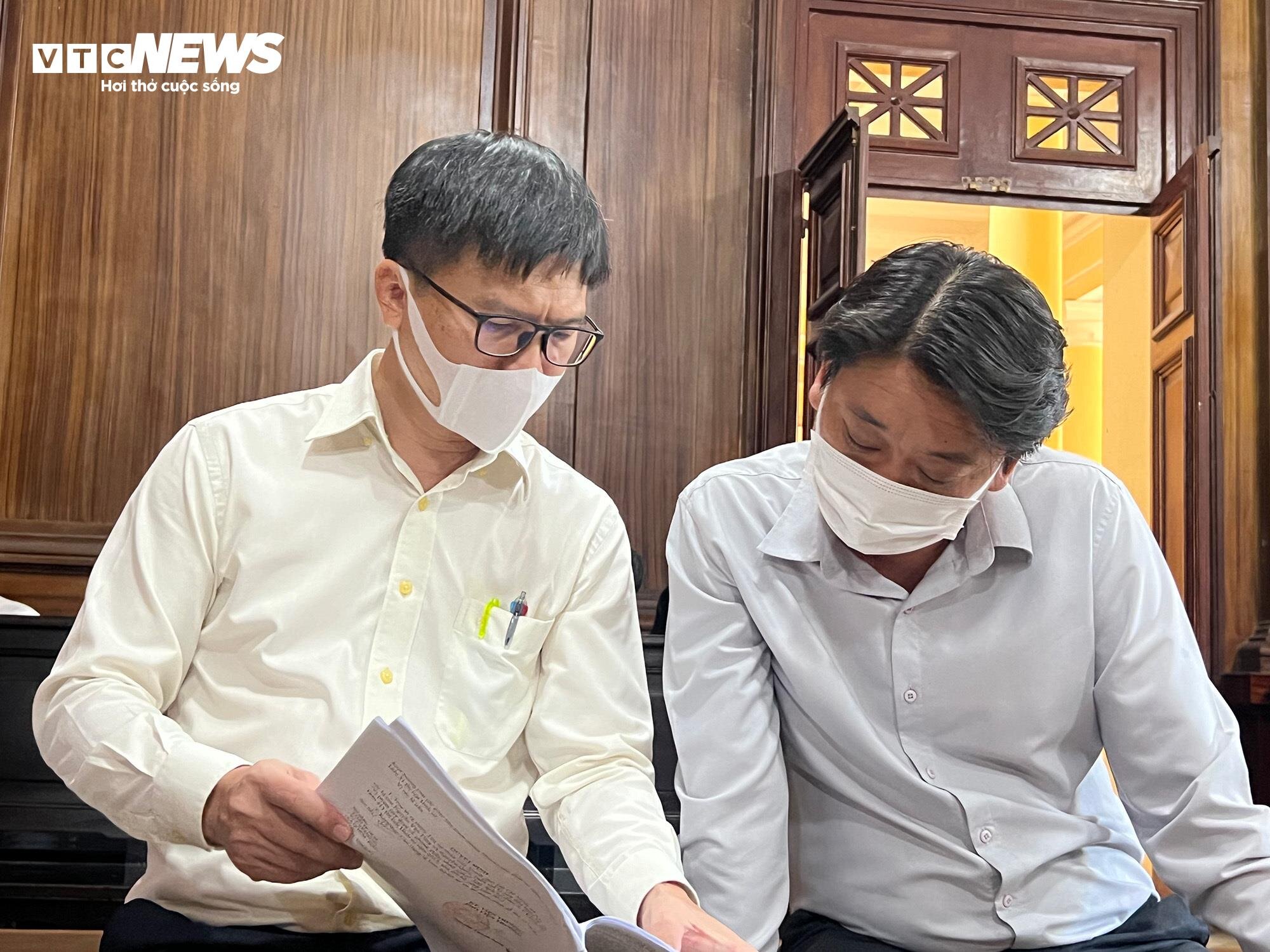 Bị cáo Nguyễn Văn Tùng (trái) và bị cáo Nguyễn Quốc Tuấn tại phiên tòa.