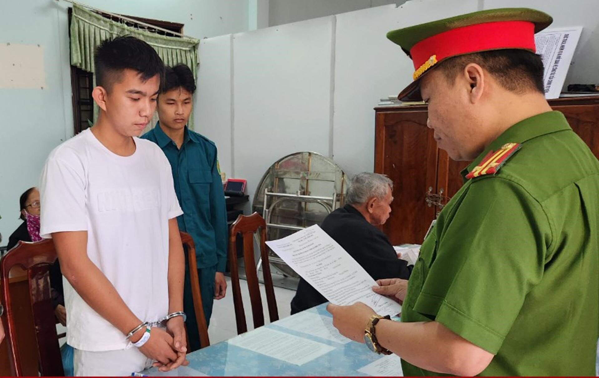 Lực lượng chức năng đọc quyết định khởi tố Huỳnh Văn Thắng. (Ảnh: C.A)