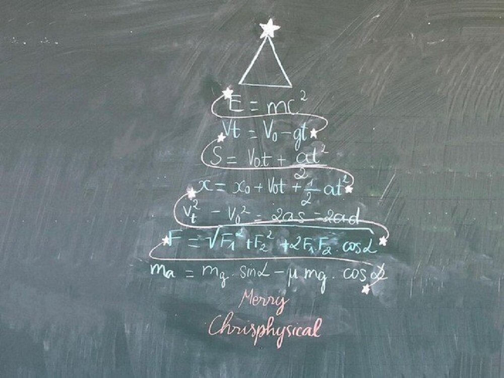 Công thức Vật lý cũng có thể tạo thành cây thông Noel. (Ảnh: Trường Người Ta)