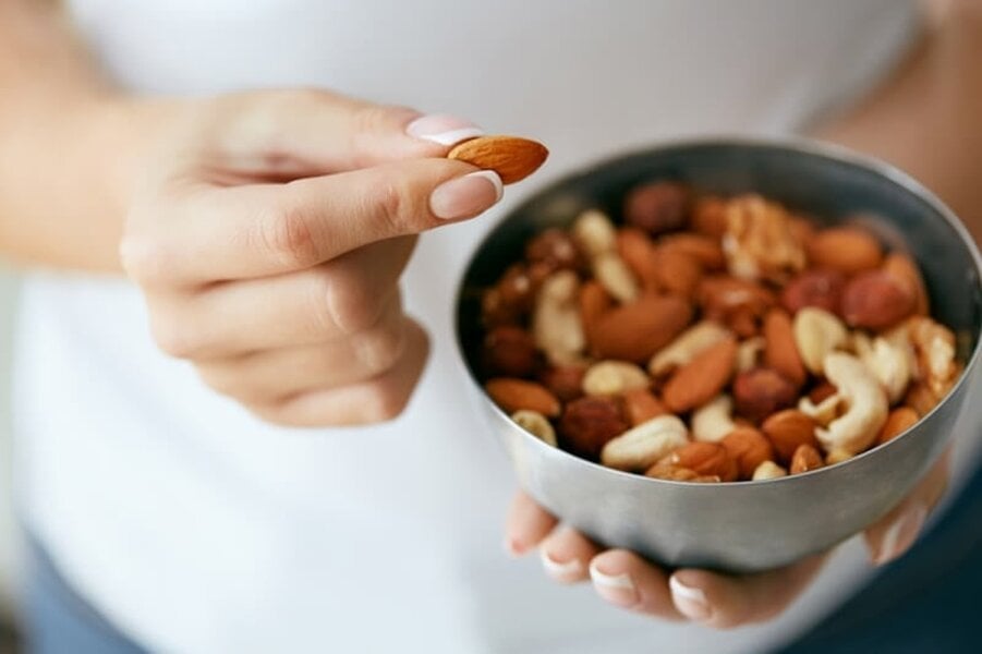 Hãy nhớ bổ sung các loại hạt bởi hàm lượng chất béo và chất xơ trong loại thực phẩm này giúp no lâu và kiểm soát cơn đói rất tốt. (Ảnh: Pinterest)