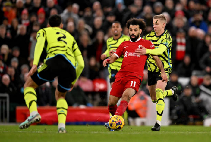 Salah gây ra nhiều khó khăn với Zinchenko. (Ảnh: Getty)