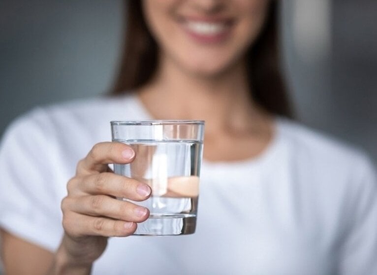 Uống ít nước nước khiến bạn già đi nhanh hơn. (Ảnh minh hoạ)