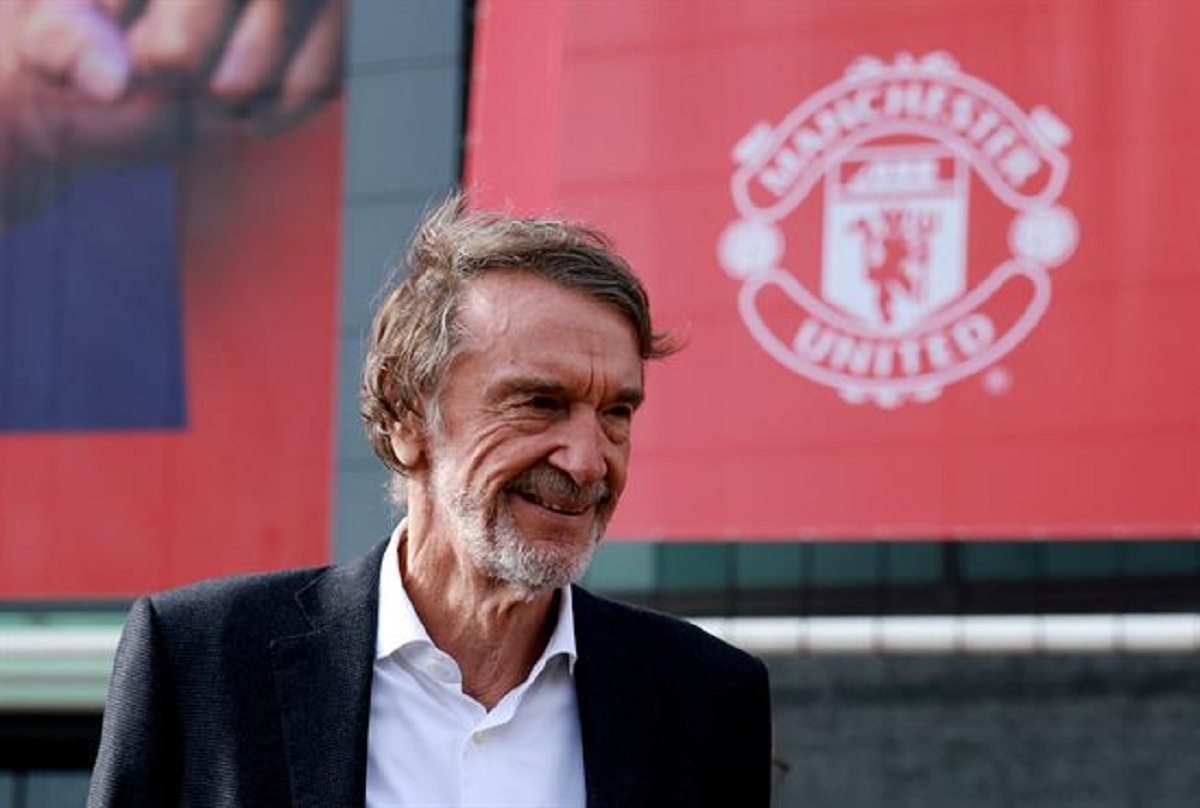 Tỷ phú Jim Ratcliffe sẽ chi ra 300 triệu USD để nâng cấp sân Old Trafford. (Ảnh: Daily Mail)