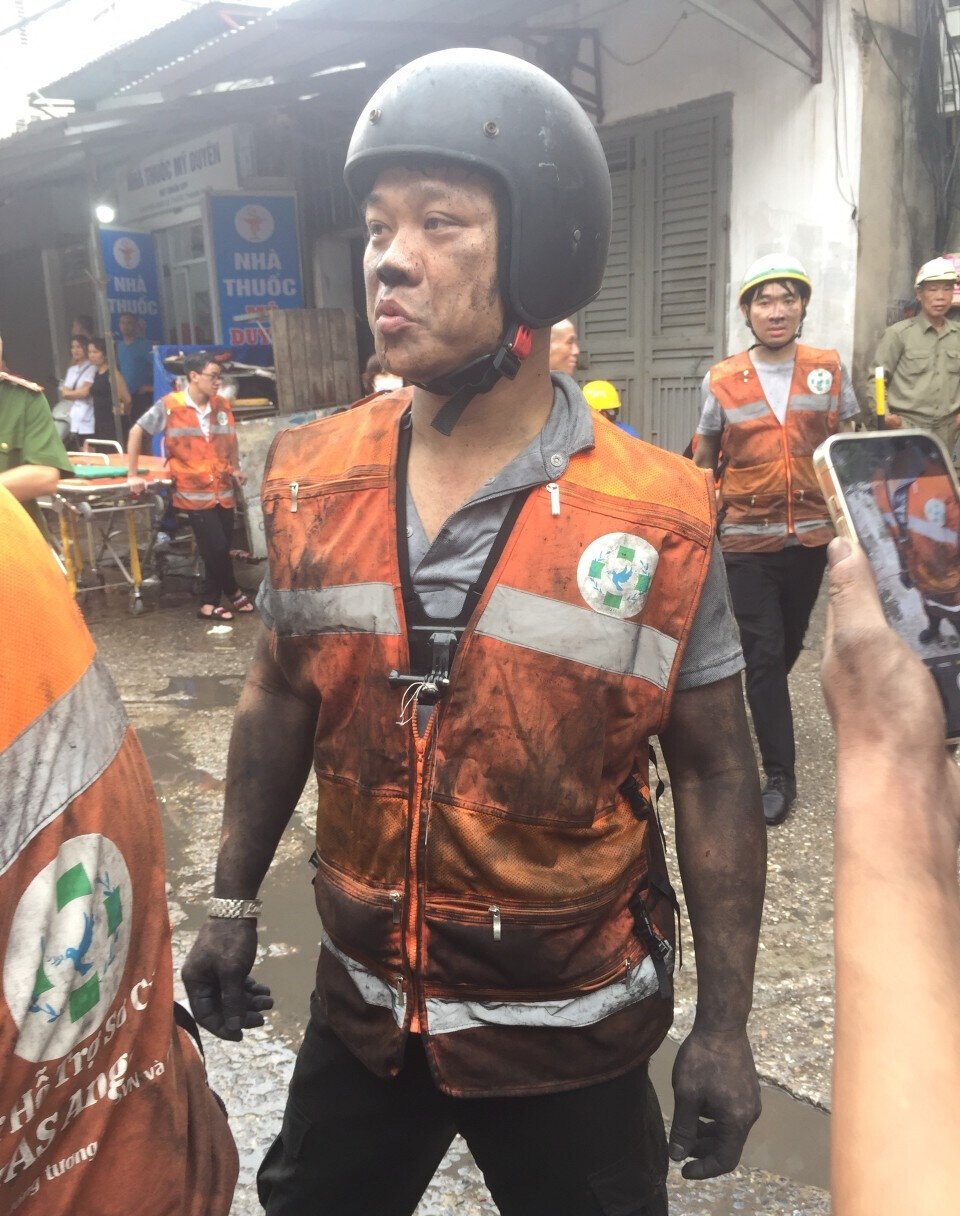 Anh Phạm Quốc Việt tham gia cứu hộ vụ cháy chung cư mini tại Khương Hạ. (Ảnh: NVCC)