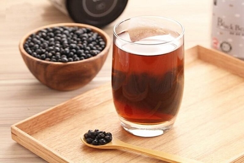 Uống nước đậu đen giảm cân hay uống nước đậu đen rang giảm mỡ bụng đều rất hữu hiệu. (Ảnh: Pinterest)