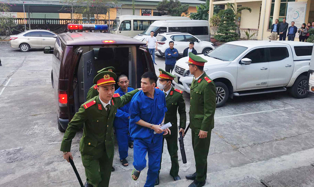 Phiên xét xử lưu động hai bị cáo cướp tiệm vàng diễn ra tại hội trường UBND xã Đồng Cẩm, an ninh được thắt chặt.