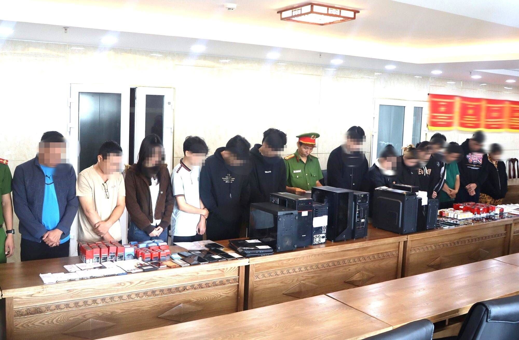 Cơ quan CSĐT Công an TP Đà Nẵng khởi tố vụ án, khởi tố 16 bị can trong đường dây mua bán hóa đơn. (Ảnh: Công an cung cấp)